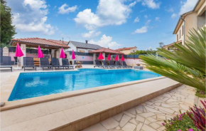 3 Bedroom Nice Apartment In Valbandon